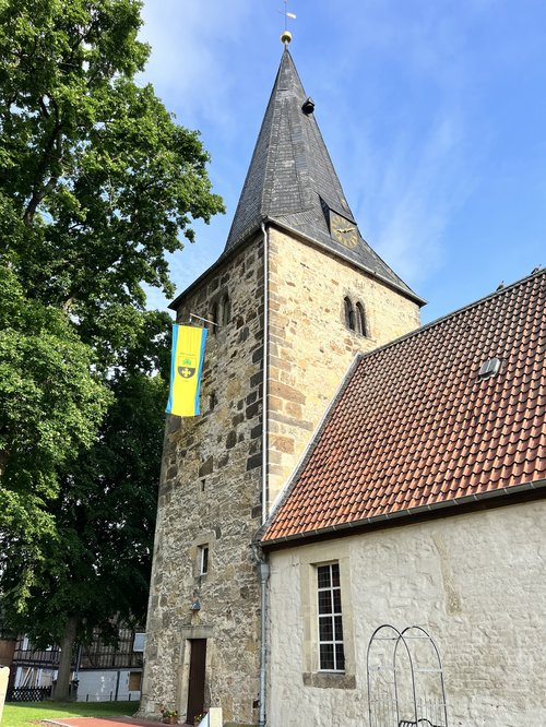 Wotwiescher Kirchturm mit Festflagge