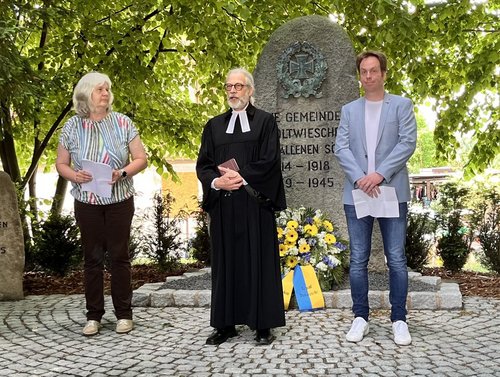 H. Michalek, Pfr. H. Rautmann und A. Bank vor den Gedenksteinen